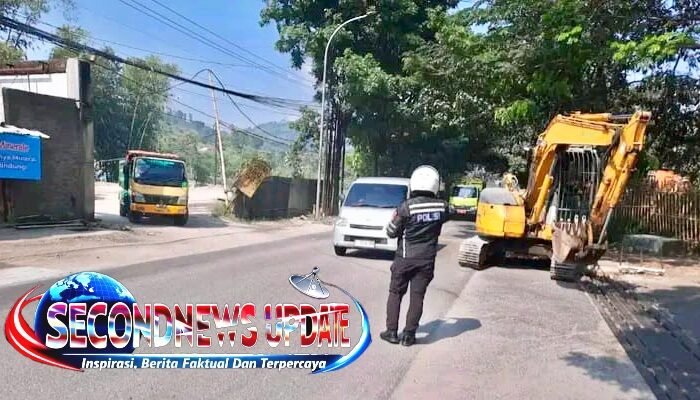 Polisi Siaga di Jalur Bandung–Garut, Arus Lalu Lintas Banyuresmi Tetap Lancar Meski Ada Aktivitas Proyek