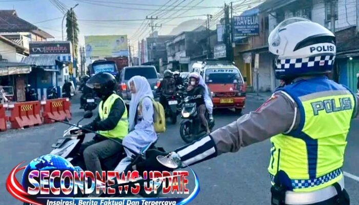 Polisi Polsek Kadungora Intensif Atur Arus Lalu Lintas, Cegah Kemacetan di Jalur Garut-Bandung