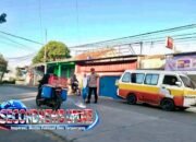 Personel Polsek Leuwigoong Laksanakan Pengaturan Arus Lalu Lintas di Jalan Raya Leuwigoong