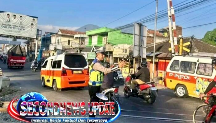 Personel Polsek Kadungora Laksanakan Pengaturan Arus Lalu Lintas di Jalan Raya Kadungora Garut