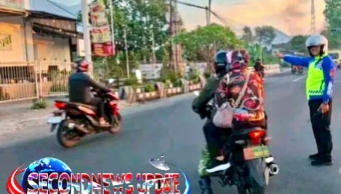 Polisi Siaga di Jalan Raya Salamnunggal Leles, Arus Lalu Lintas Tetap Lancar dan Aman