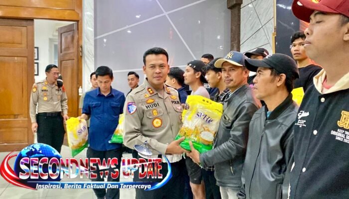 Kasat Lantas Polrestabes Bandung Tebar Kepedulian, Salurkan Bantuan Pangan untuk Warga yang Membutuhkan