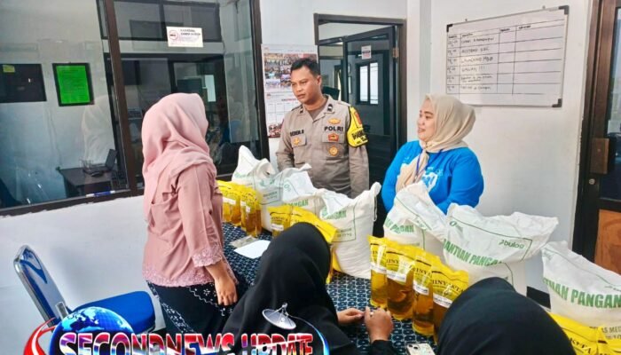 Bhabinkamtibmas Polsek Bandung Kulon Monitoring Penyaluran Bantuan Pangan untuk Warga Kelurahan Cijerah