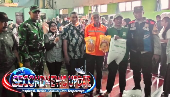 Polsek Panyileukan Kawal Penyaluran Bantuan Pangan Bulog untuk 909 KK di Kelurahan Pasirbiru