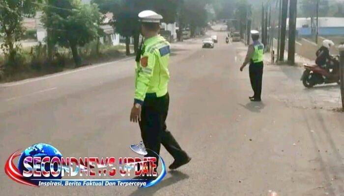 Polisi Siaga di Jalur Haruman-Leles Garut, Arus Lalu Lintas Padat Tetap Lancar dan Aman