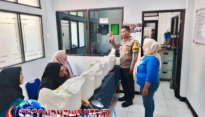 Bhabinkamtibmas Polsek Bandung Kulon Kawal Penyaluran Bantuan Pangan untuk 1.737 KPM di Cijerah