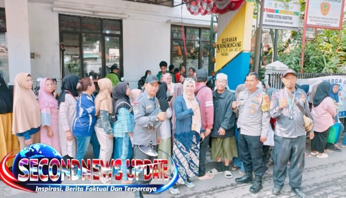 Bhabinkamtibmas Polsek Bandung Kulon Monitoring Penyaluran Bantuan Pangan di Warung Muncang