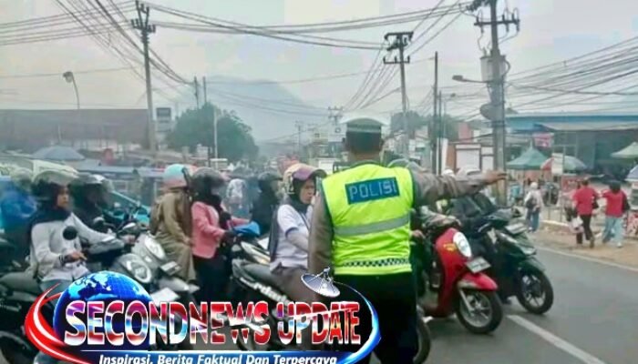 Polisi Laksanakan Pengaturan Arus Lalu Lintas di Jalan Raya Haruman Leles Garut