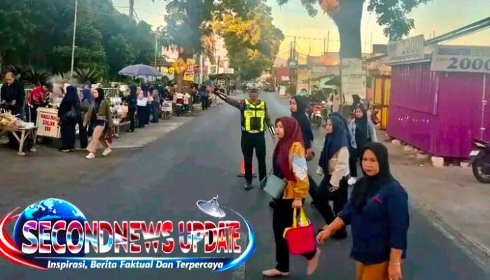 Polisi Turun ke Jalan, Arus Lalu Lintas Karangpawitan Garut Tetap Lancar di Jam Sibuk