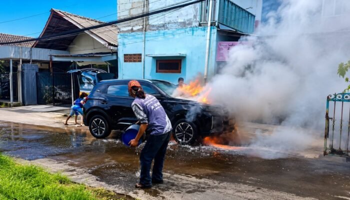 Detik-detik Mobil Chery Tiggo Cross Dilalap Api di Bandung Barat, Asap Hitam Gegerkan Warga