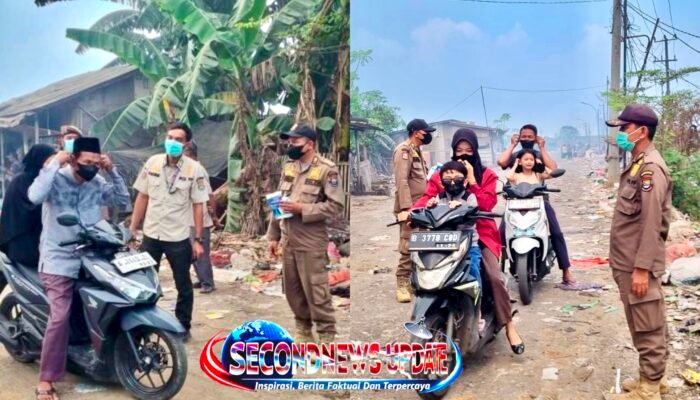 Satpol PP Kabupaten Tangerang Bagikan Masker untuk Warga Terdampak Asap Kebakaran TPA Jatiwaringin