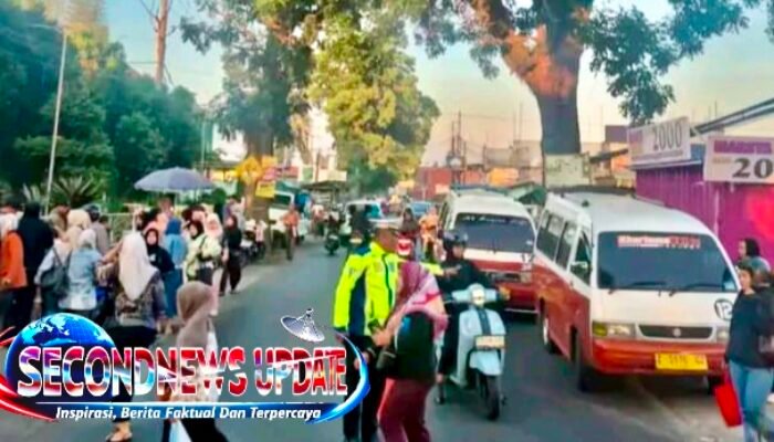 Polisi Atur Arus Lalu Lintas di Jalan Raya Merdeka Haurpanggung Tarogong Kidul, Warga Merasa Lebih Aman