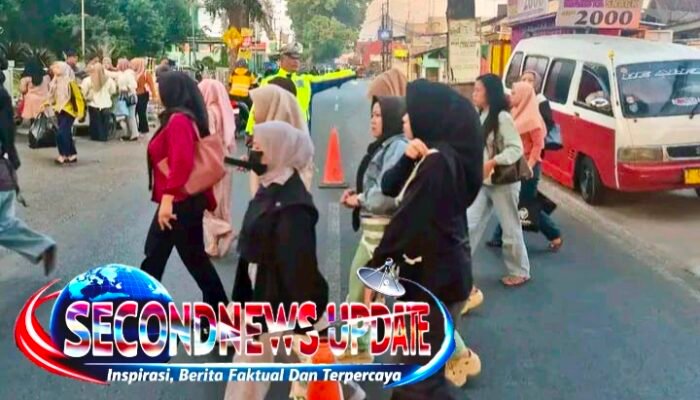 Polisi Atur Arus Lalu Lintas di Karangpawitan Garut, Wujudkan Kamseltibcarlantas yang Kondusif
