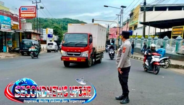 Polsek Malangbong Intensifkan Pengaturan Lalu Lintas di Jalur Nasional Garut, Wujudkan Arus Kendaraan Aman dan Lancar