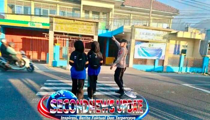Polisi Polsek Kadungora Turun ke Jalan, Atur Lalu Lintas Demi Cegah Kemacetan dan Kecelakaan di Garut
