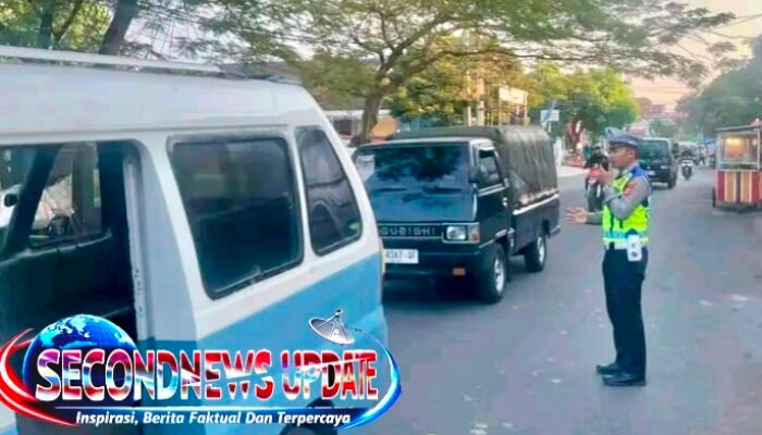 Polisi Atur Lalu Lintas di Jalan Merdeka Tarogong Kidul, Wujudkan Arus Kendaraan Lancar dan Aman