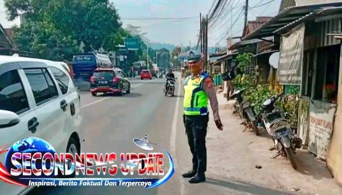 Polisi Siaga di Jalan Raya Warungpeuteuy Banyuresmi, Arus Lalu Lintas Tetap Lancar dan Pengendara Merasa Aman