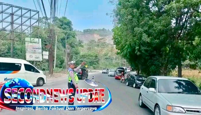 Polisi Siaga di Jalan Raya Haruman Leles Garut, Arus Lalu Lintas Tetap Lancar Meski Aktivitas Masyarakat Meningkat