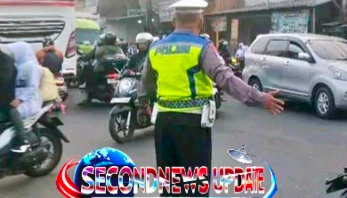 Polisi Polsek Kadungora Siaga Atur Lalu Lintas di Jalur Utama Garut, Warga Merasa Perjalanan Lebih Aman