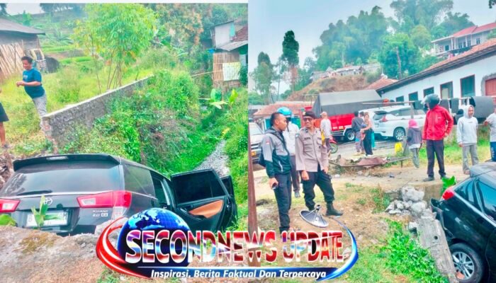 Hindari Motor KLX Ugal-ugalan, Toyota Innova Terjun ke Parit di Garut, Pengendaranya Kabur!