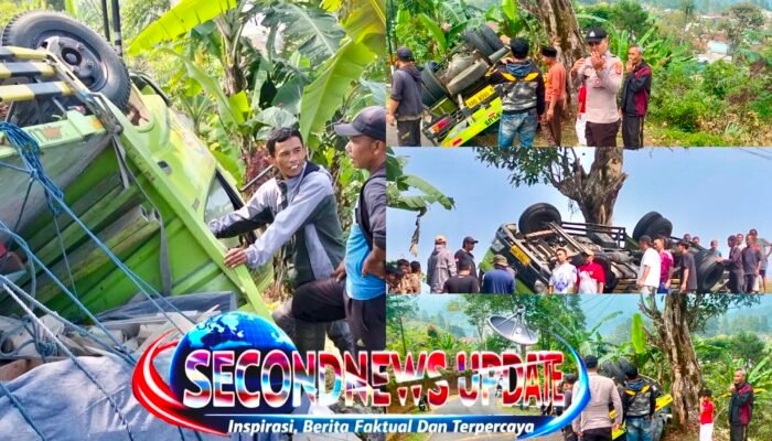 Rem Blong di Turunan Pamulihan Garut! Truk Bermuatan 5 Ton Material Bangunan Terguling, Sopir dan Kernet Terluka