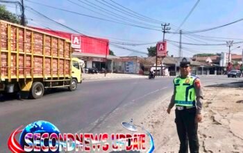 Polisi Siaga di Jalan Raya Limbangan Garut, Arus Lalu Lintas Pagi Hari Tetap Lancar dan Aman
