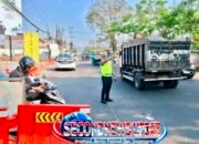Polisi Sigap Atur Lalu Lintas di Kadungora Garut, Kemacetan Jam Sibuk Berhasil Diurai