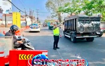 Polisi Sigap Atur Lalu Lintas di Kadungora Garut, Kemacetan Jam Sibuk Berhasil Diurai
