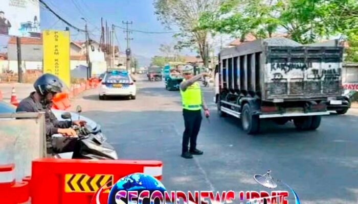 Polisi Sigap Atur Lalu Lintas di Kadungora Garut, Kemacetan Jam Sibuk Berhasil Diurai