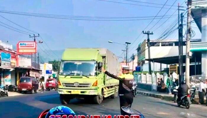 Polisi Polsek Malangbong Siaga Atur Lalu Lintas di Jalur Nasional Garut, Cegah Macet dan Kecelakaan pada Jam Sibuk