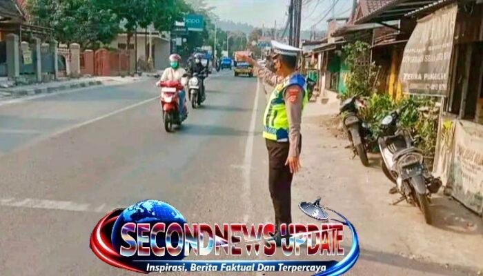 Polisi Intensif Atur Arus Lalu Lintas di Warungpeuteuy Banyuresmi, Wujudkan Jalan Aman dan Lancar