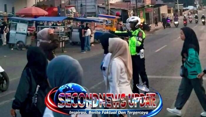 Polisi Siaga Atur Arus Lalu Lintas di Jalan Raya Haruman Leles Garut, Pengendara Diimbau Utamakan Keselamatan