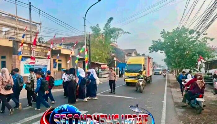 Polisi Polsek Kadungora Intensif Atur Arus Lalu Lintas, Wujudkan Jalan Raya Garut Aman, Tertib, dan Lancar