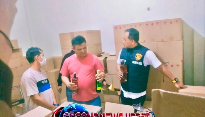 Gerebek Gudang Miras di Pameungpeuk Bandung, Polisi Sita 7.000 Botol Berbagai Merek