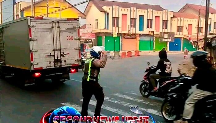 Polisi Polsek Kadungora Atur Lalu Lintas, Antisipasi Kemacetan di Jalur Utama Garut