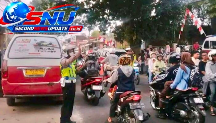 Polisi Polsek Karangpawitan Rutin Atur Lalu Lintas, Cegah Kemacetan dan Jaga Keselamatan Pengendara