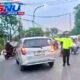 Polisi Polsek Leles Sigap Atur Lalu Lintas, Arus Kendaraan di Jalan Raya Garut-Leles Tetap Lancar