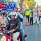 Polisi Polsek Karangpawitan Sigap Atur Lalu Lintas, Jalan Raya Karangpawitan Tetap Lancar dan Kondusif