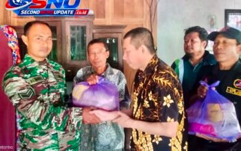 Babinsa Koramil Giritontro Dampingi Penyaluran Bansos untuk Warga Pucanganom