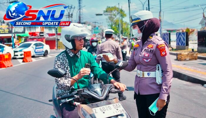Debu Vulkanik Mengancam, Polres Garut Bagikan 500 Masker Gratis untuk Warga dan Pengendara