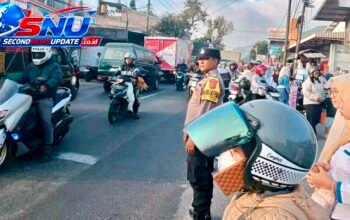 Polisi Polsek Leles Siaga Atur Lalu Lintas, Antisipasi Kemacetan di Jam Sibuk