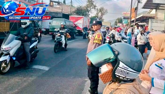 Polisi Polsek Leles Siaga Atur Lalu Lintas, Antisipasi Kemacetan di Jam Sibuk