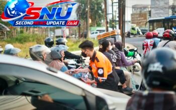Abu Vulkanik Anak Krakatau Terbawa ke Soreang, BTB BAZNAS Turun ke Jalan Bagikan Masker Gratis