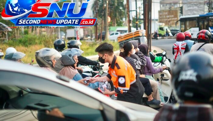 Abu Vulkanik Anak Krakatau Terbawa ke Soreang, BTB BAZNAS Turun ke Jalan Bagikan Masker Gratis