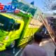 Fuso Bermuatan Triplek Oleng di Cibatu Garut, Diduga Akibat Muatan Berlebih
