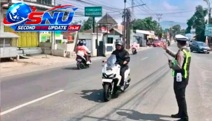 Polsek Kadungora Gelar Pengaturan Lalu Lintas di Jalan Raya Talagasari, Antisipasi Kemacetan