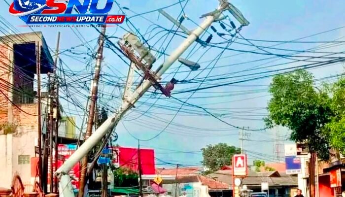Tiang Listrik Roboh di Jalan Raya Limbangan Garut, Kabel Menjuntai dan Listrik Padam
