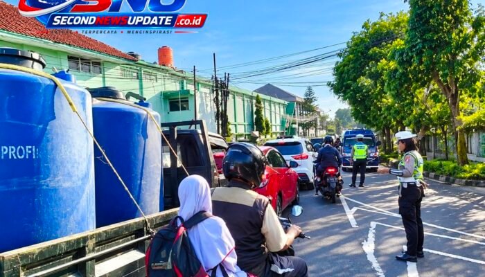 Kasat Lantas Polres Garut AKP Muthia Khansa Turun Langsung ke Simpang Lima Atur Arus Kendaraan