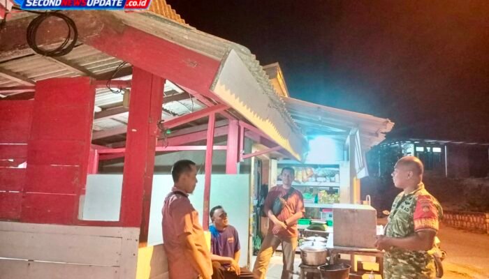 Patroli Malam Babinsa Karangtengah, Sambangi Poskamling dan Perkuat Keamanan Warga