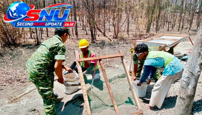 Babinsa Denanyar Turun Tangan! Bersama Warga, Sertu Suparno Benahi Jalan Dukuh Pule